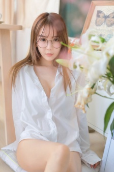 女孩头像只留身材